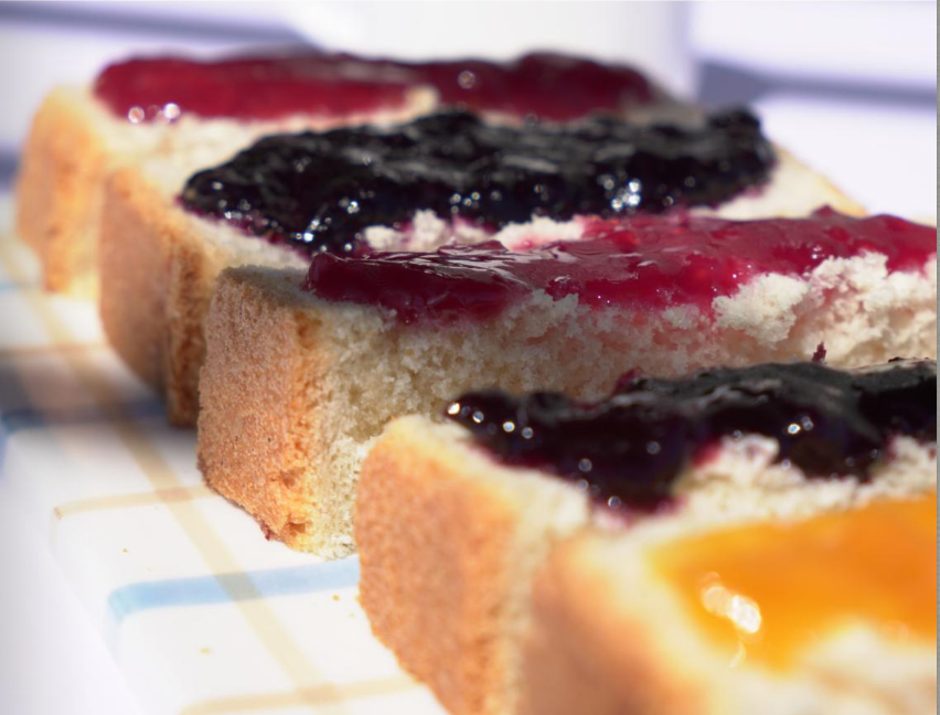 Tartines garnies de confitures artisanaless aux fruits rouges et agrumes.